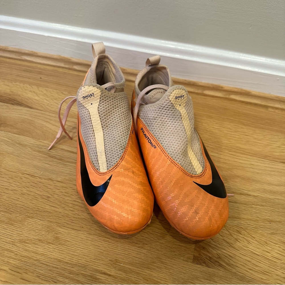 Nike Kids Orange Phantom ghost cleats. Kids unisex boys girls size 4